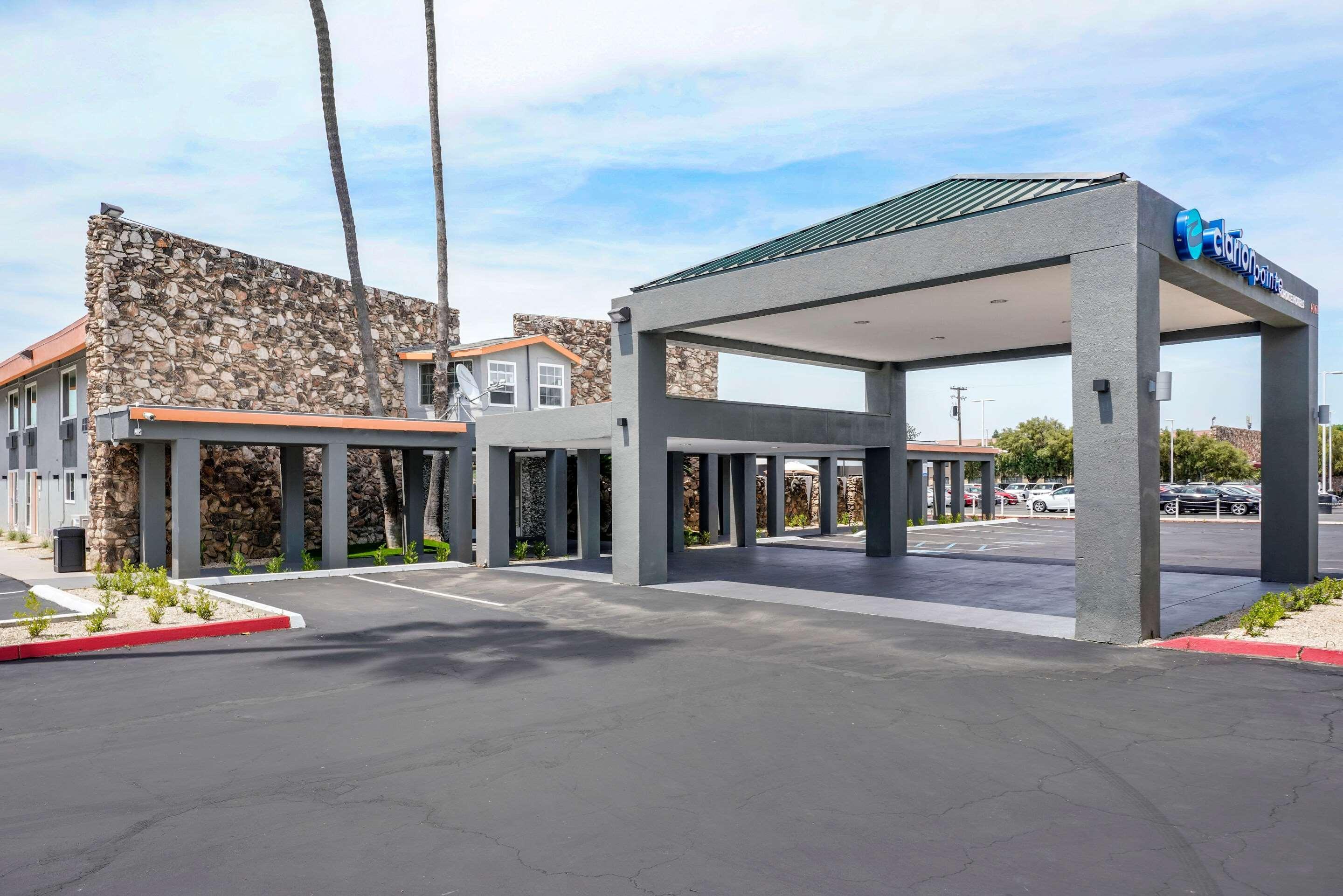 Clarion Pointe Fresno Near Yosemite Hotel Exterior photo