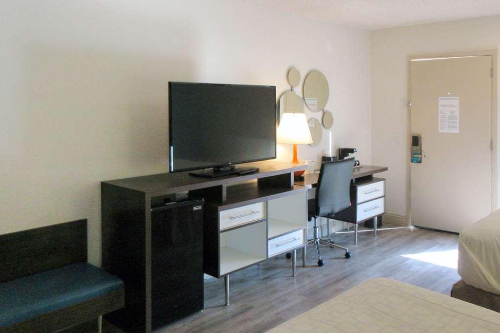 Clarion Pointe Fresno Near Yosemite Hotel Room photo