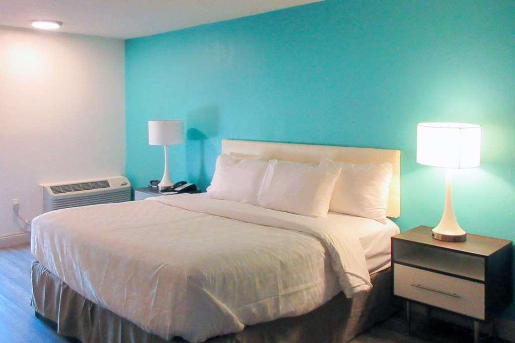 Clarion Pointe Fresno Near Yosemite Hotel Room photo