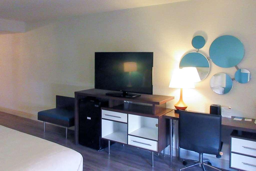 Clarion Pointe Fresno Near Yosemite Hotel Room photo